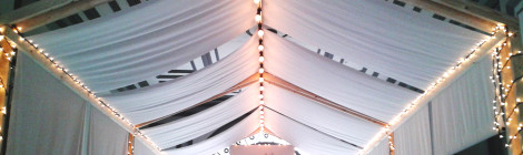 Entrada a la petite fashion week en forma de carpa