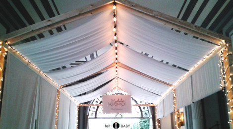 Entrada a la petite fashion week en forma de carpa