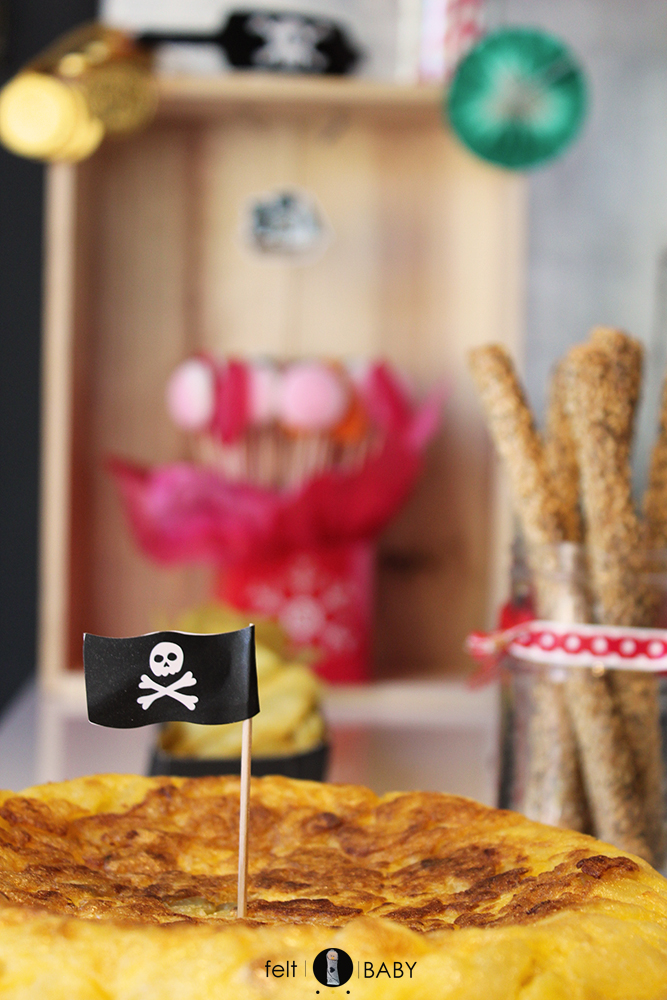 Tortilla de patata decorada con banderita pirata feltbaby blog